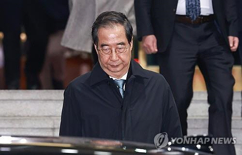 지난 2024년 12월 27일 권한이 정지된 뒤 정부서울청사를 떠나는 한덕수 국무총리. [연합뉴스 자료사진]